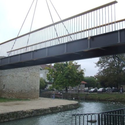 La mise en place de la passerelle